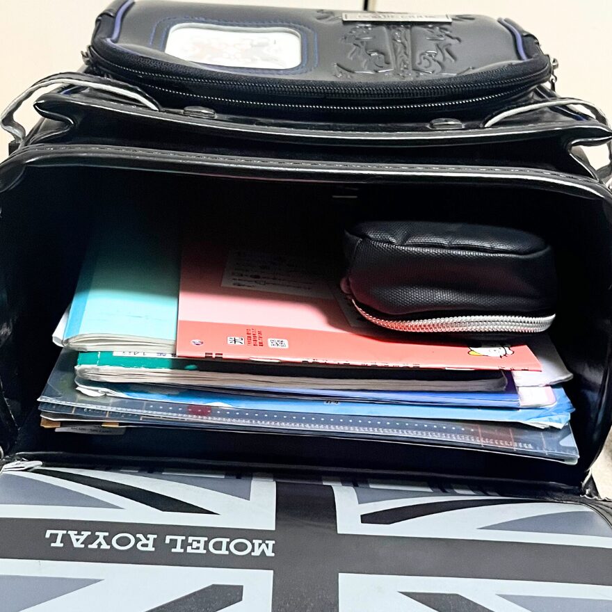 小学6年生のセイバン「モデルロイヤルドラグーン」のランドセルを開いて、荷物の収納の状態が確認できる写真