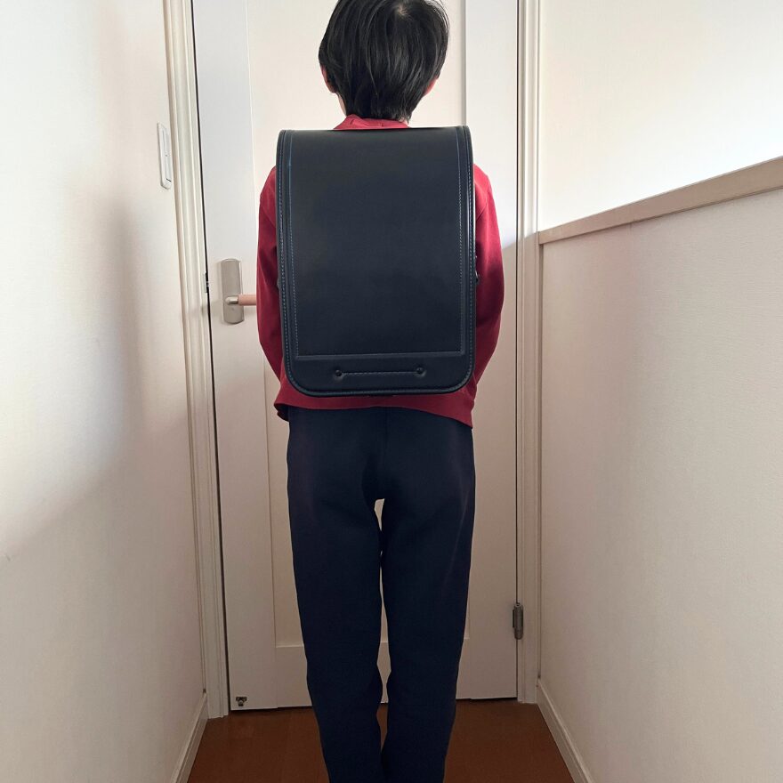 卒業生の男の子の池田屋ランドセル、背負って後ろから写した写真