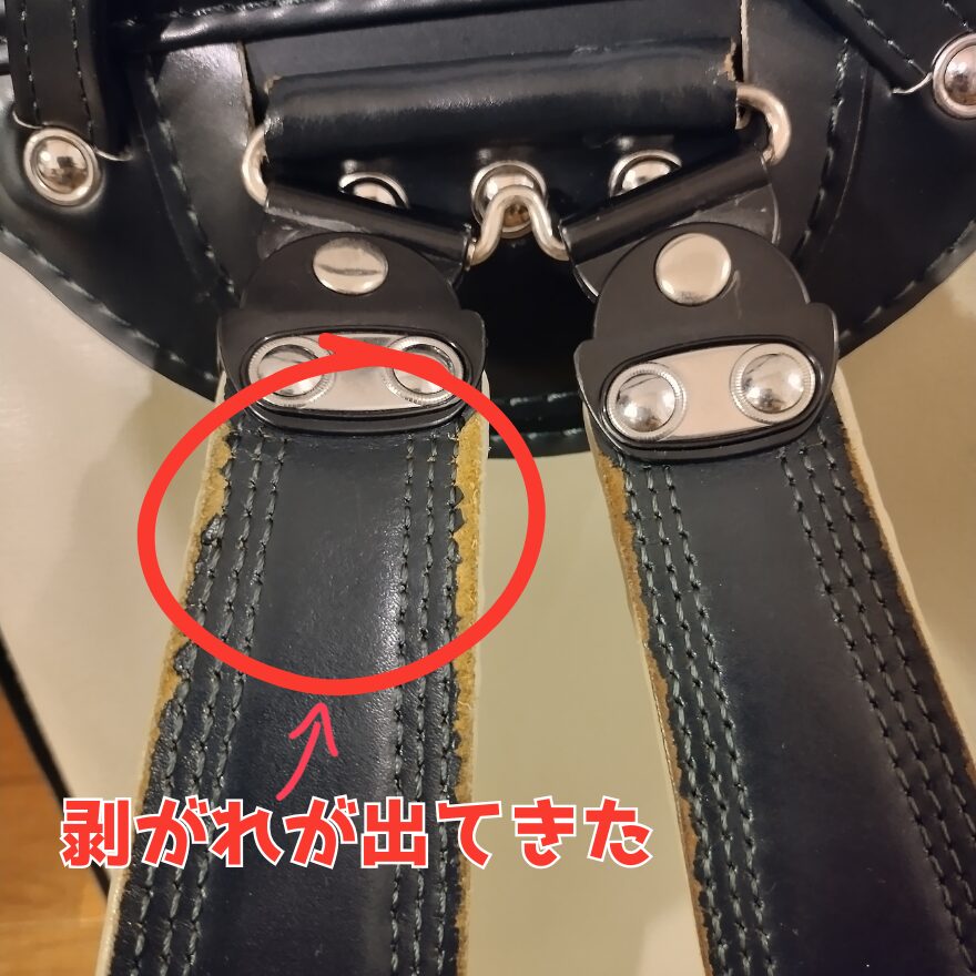 池田屋のグリーンのランドセルの方部分がはがれてきたことを示した写真。小学5年生の男の子のランドセル。