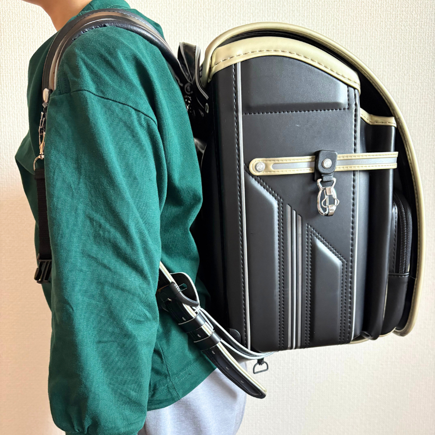 ふわりぃ「スーパーフラッシュ」のランドセルを背負って横を向いている5年生の男の子