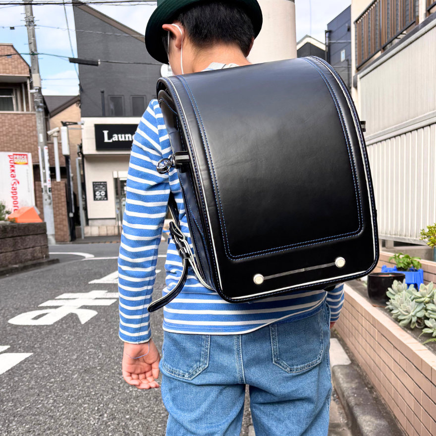 ふわりぃ「スーパーフラッシュ」のランドセルを背負っている4年生の男の子の写真