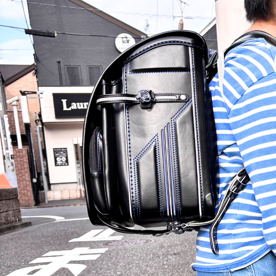 ふわりぃ「スーパーフラッシュ」のランドセルを背負って横を向いている4年生の男の子